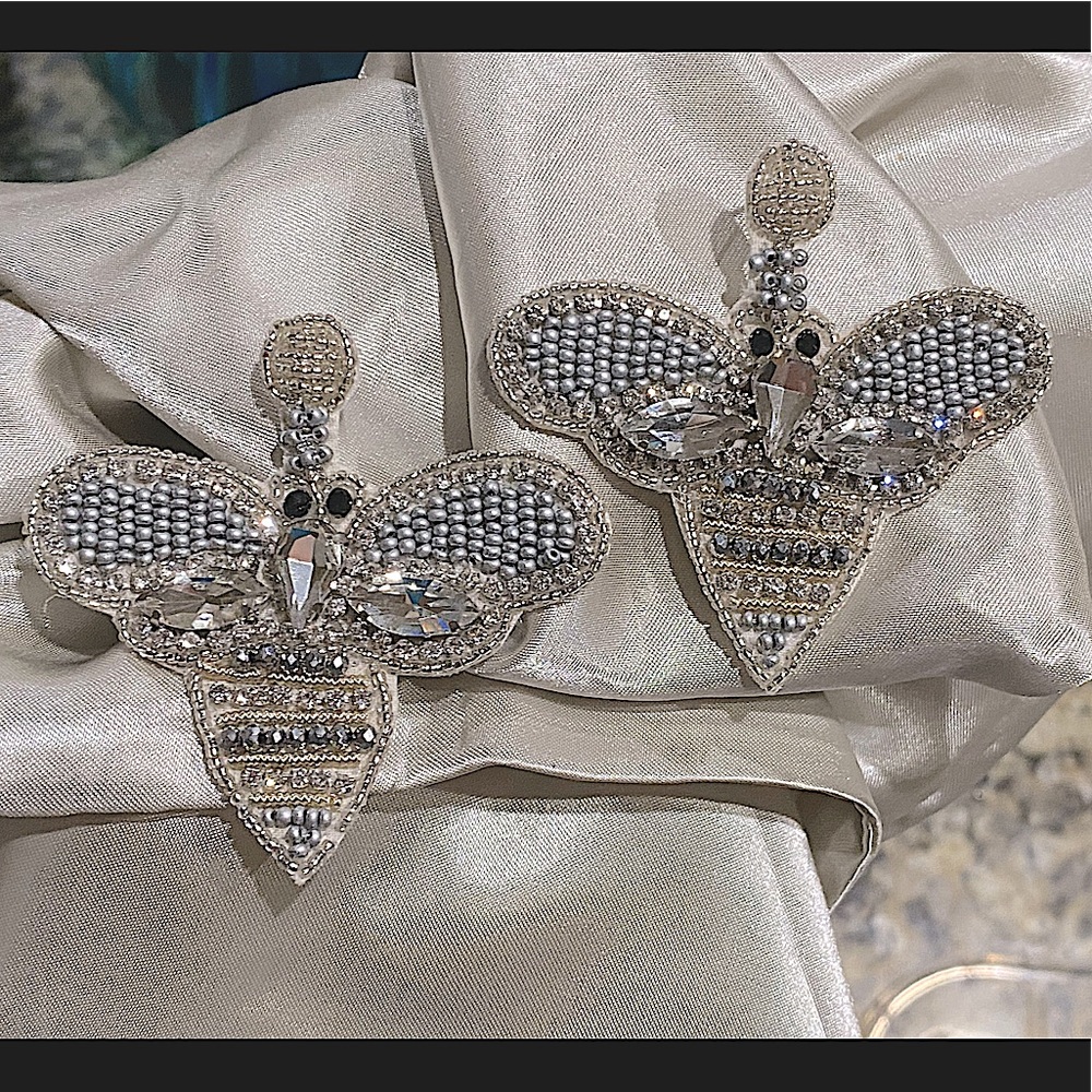 SILVER EMBELLISHED SEED BEAD BEE EARRINGS